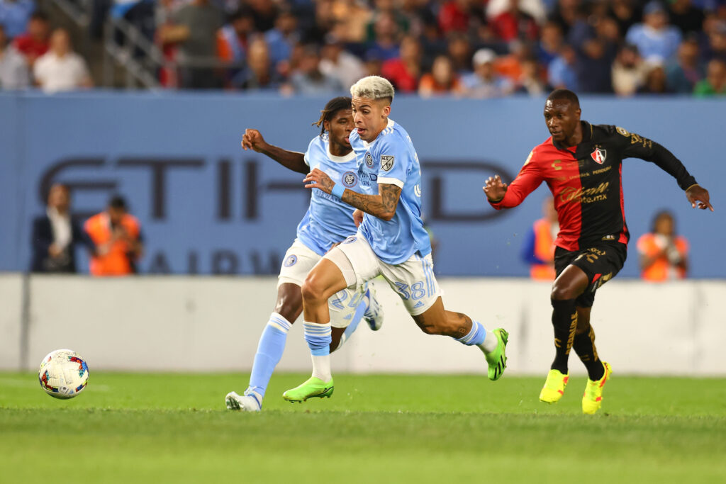 Gabriel Pereira em campo pelo New York City FC; atleta atua na MLS assim Luiz Araújo