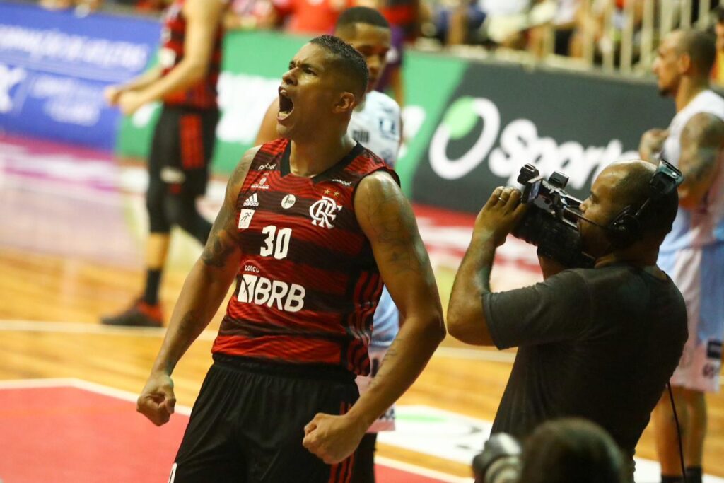 Hettsheimeir comemora cesta em Flamengo x Bauru