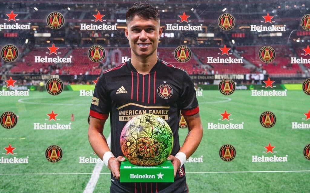 Luiz Araújo em campo pelo Atlanta United; Flamengo oficializou contratação do atacante, Matheus Henrique, próximo jogo e últimas notícias