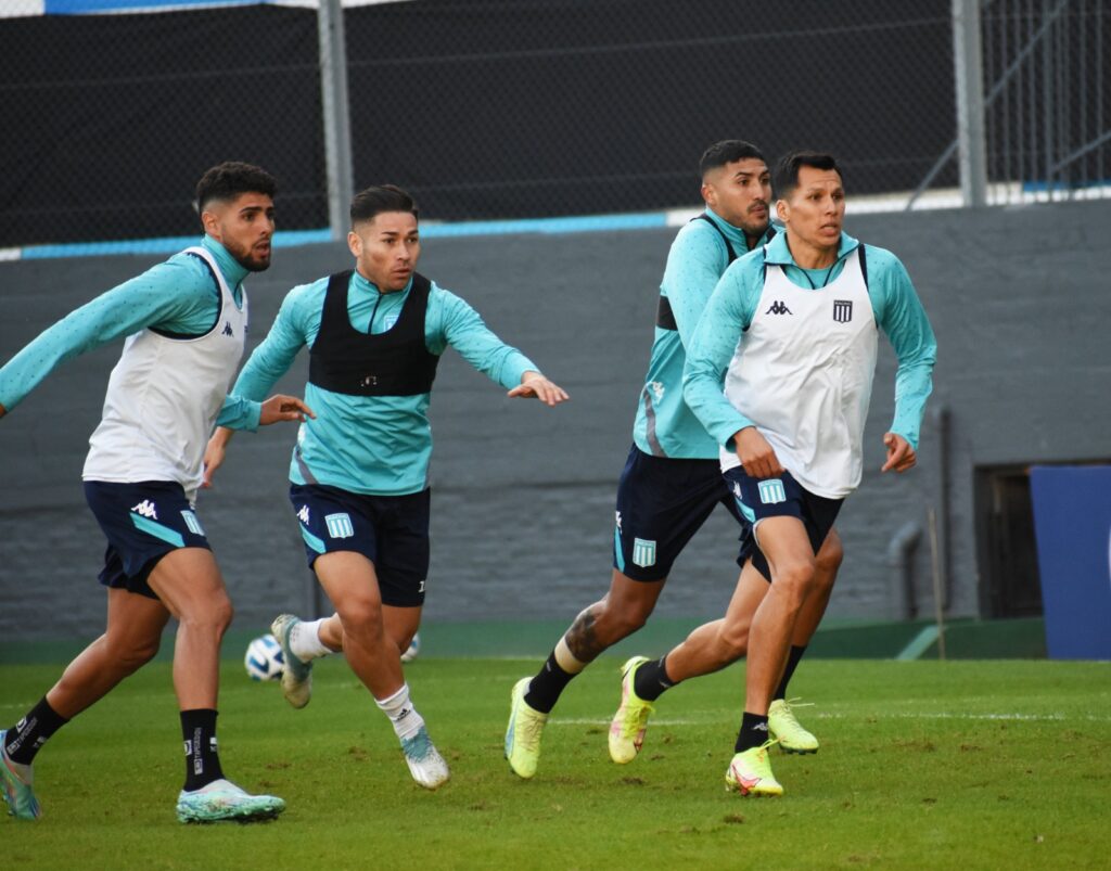 Jogadores do Racing treinam antes de enfrentar o Flamengo pela Libertadores