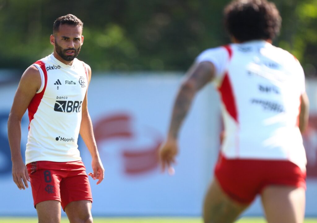 Thiago Maia em treino do Flamengo; volante está à disposição para partida contra o Racing