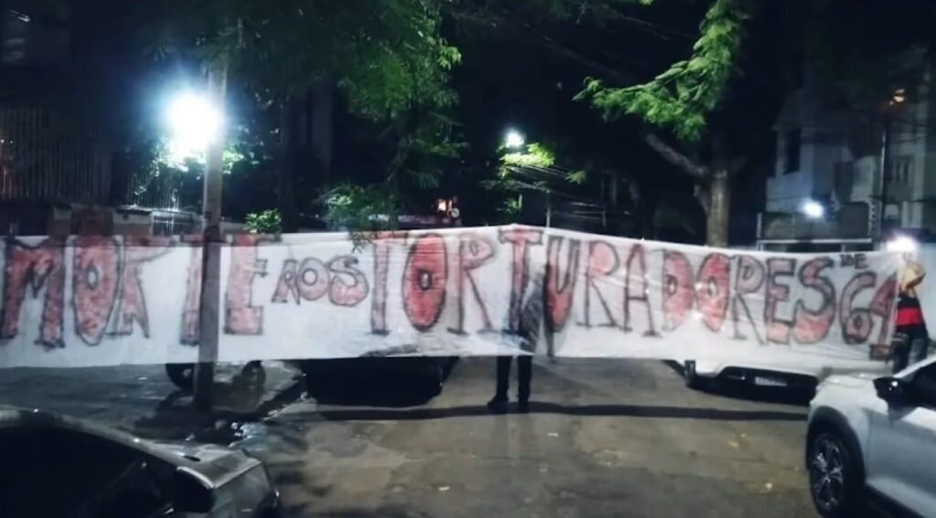 Faixa da torcida do Flamengo contra torturadores de 1964