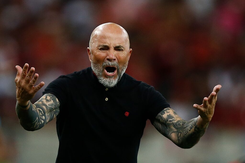 Jorge Sampaoli em jogo do Flamengo; confronto com Athletico-PR pela Copa do Brasil e as últimas notícias