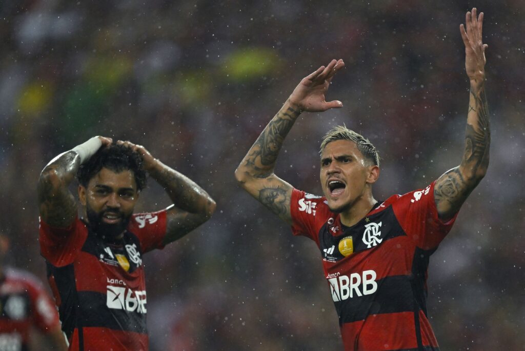 Gabigol e Pedro em jogo do Flamengo;