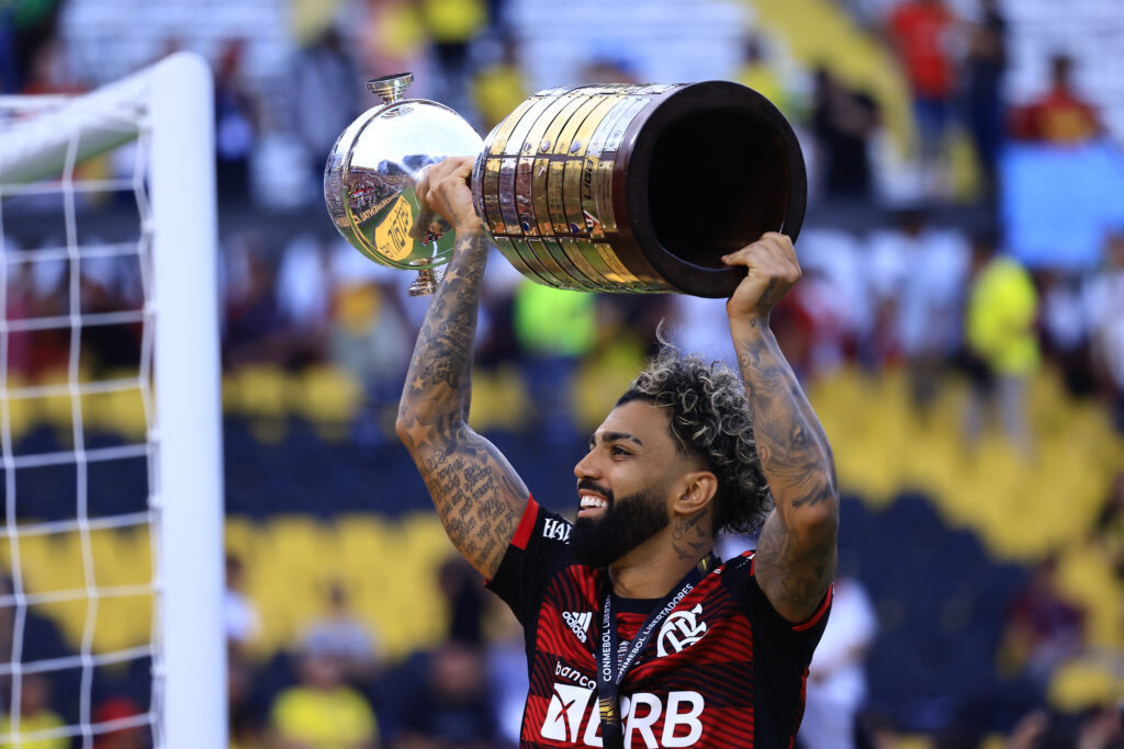 Viralizou nesta sexta (19) uma imagem inusitada de Gabigol, atacante do Flamengo, em um livro de história que mencionava Libertadores