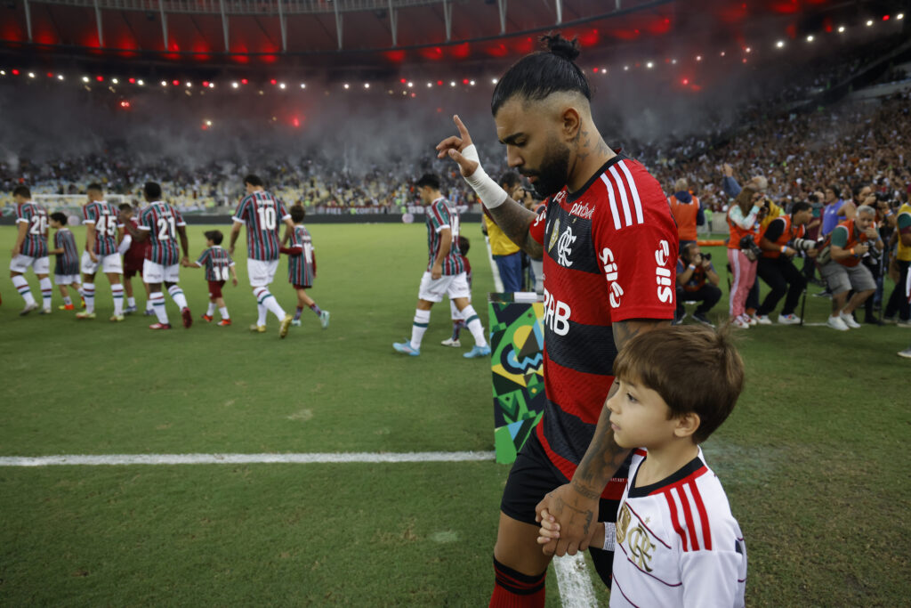 Gabigol entrando em campo em Flamengo x Fluminense