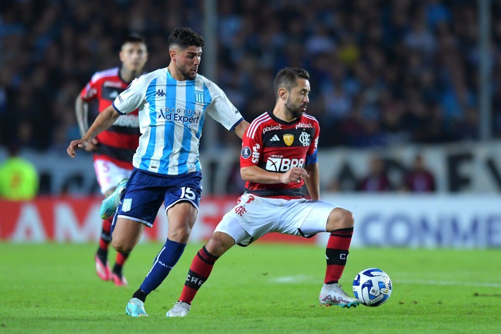 Everton Ribeiro em campo pelo Flamengo em jogo contra o Racing