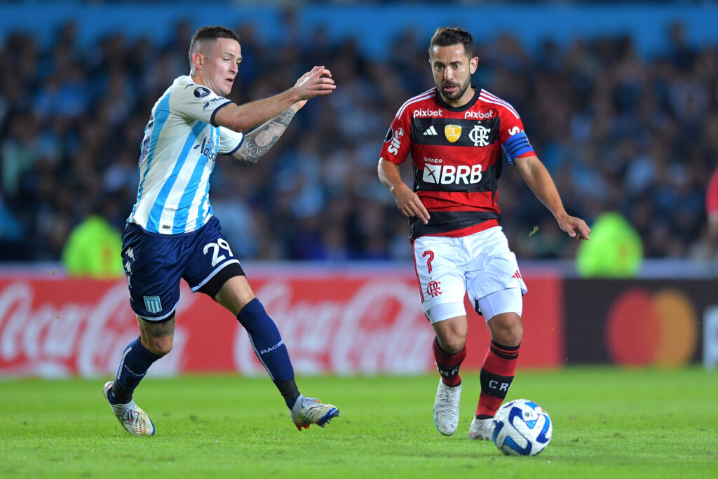 Everton Ribeiro em campo no duelo entre Flamengo x Racing