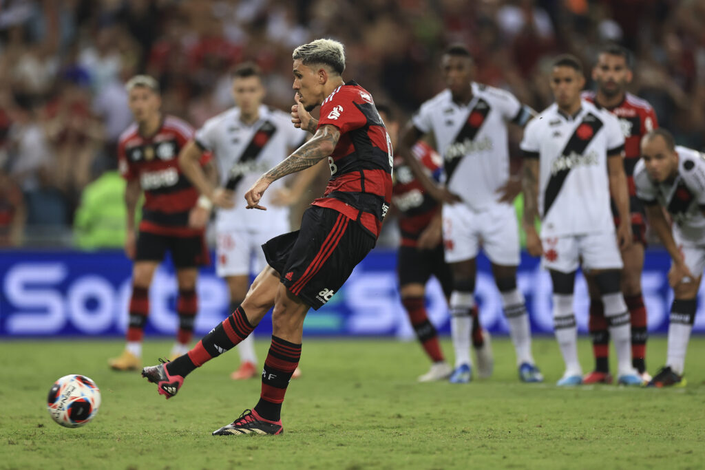 Pedro bate pênalti contra o Vasco em vitória do Flamengo; clube é o time que mais cometeu e sofreu pênaltis no ano