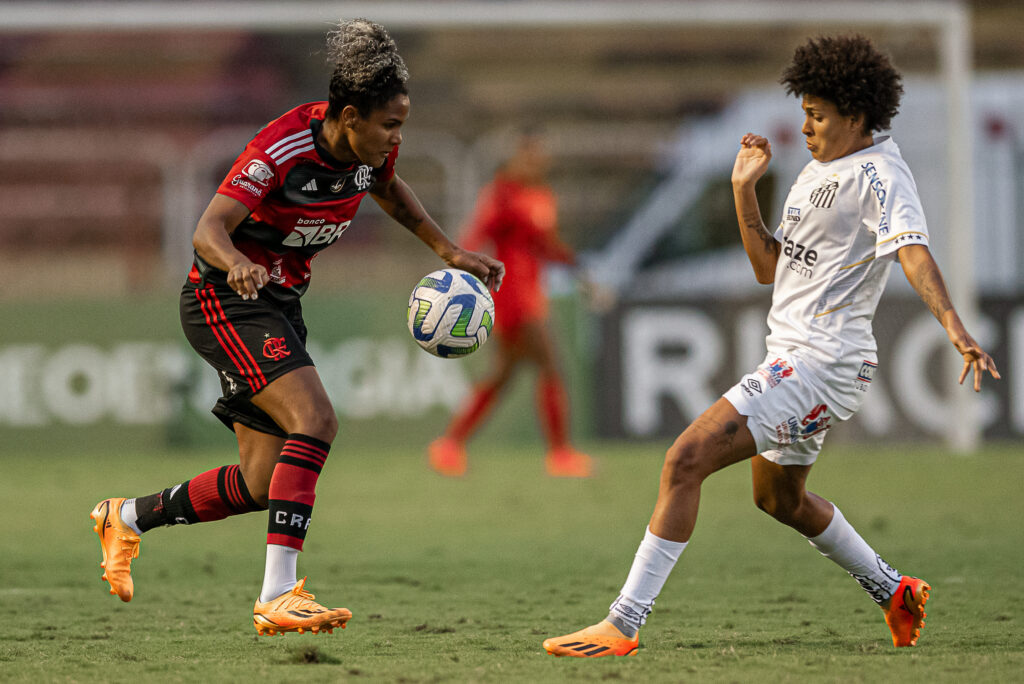 Duda em divida com jogadora do Santos; Flamengo perdeu para time paulista e está eliminado do Brasileirão Feminino