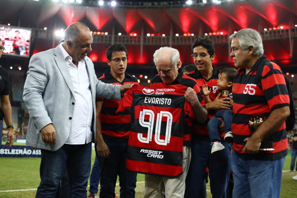 Em seu Twitter, Evaristo de Macedo lembrou a perda de seu filho há 3 meses e agradeceu a homenagem feita antes de Flamengo x Grêmio