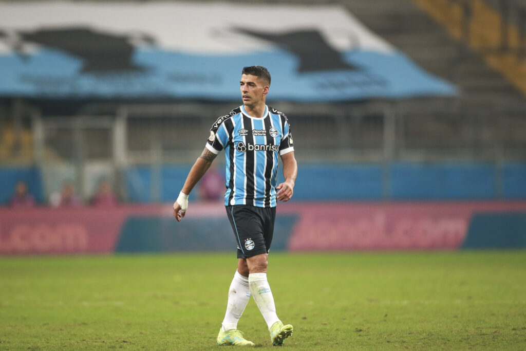 Luis Suárez em jogo do Grêmio; atleta lidera estatística ofensiva antes de enfrentar o Flamengo pela Copa do Brasil