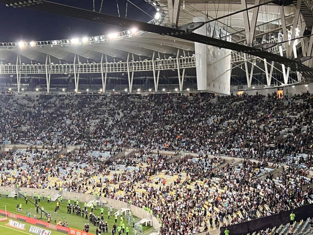 Torcedores do Vasco abandonam o Maracanã após time sofrer 4 gols no primeiro tempo contra o Flamengo