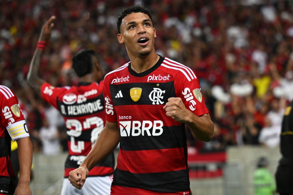 Victor Hugo em jogo do Flamengo contra o Aucas pela Libertadores