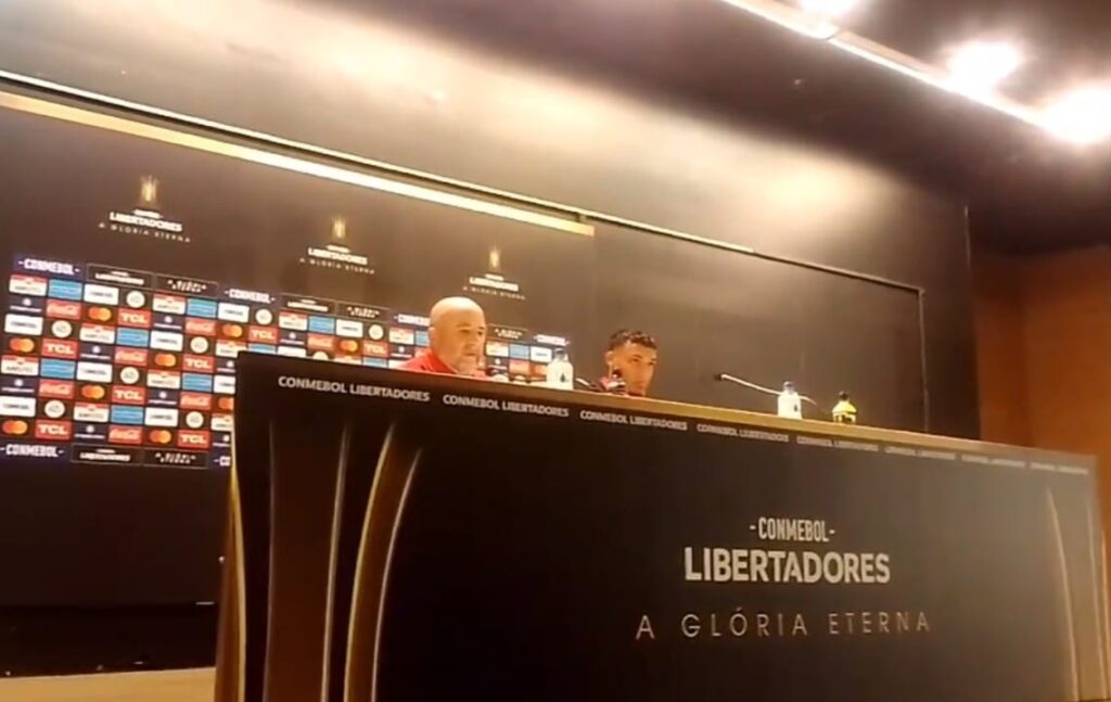 Jorge Sampaoli e Victor Hugo em coletiva de imprensa