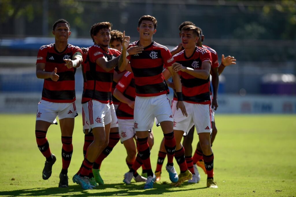 Sub-17 do Flamengo comemora classificação sobre o Botafogo na Gávea