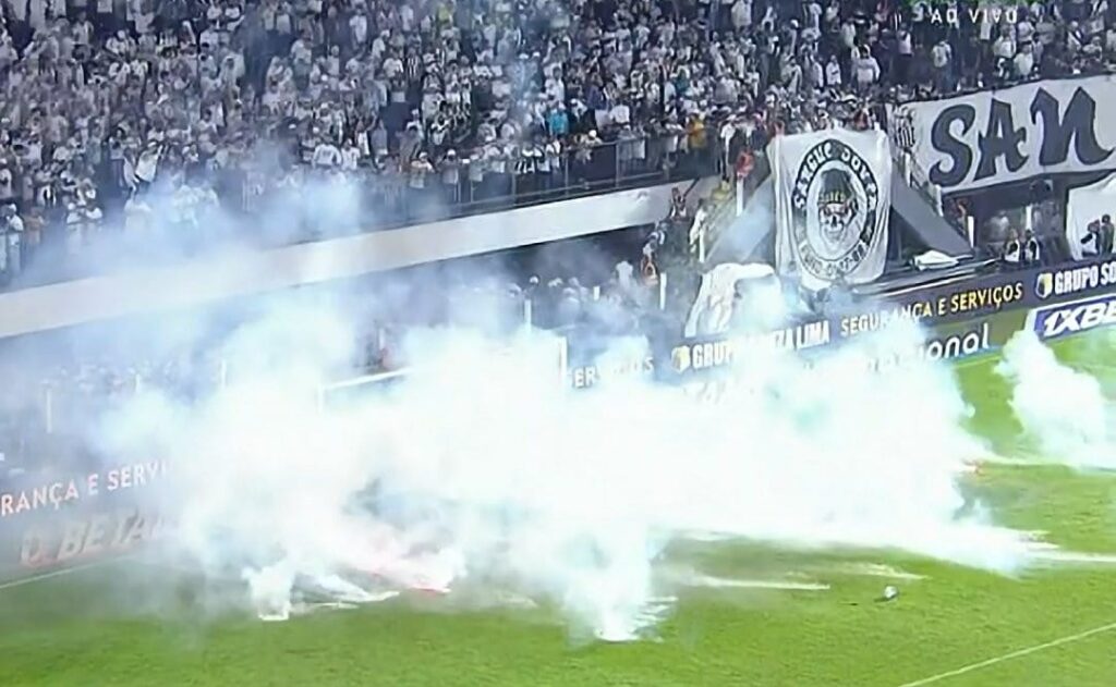 Torcedores do Santos jogam sinalizadores em campo