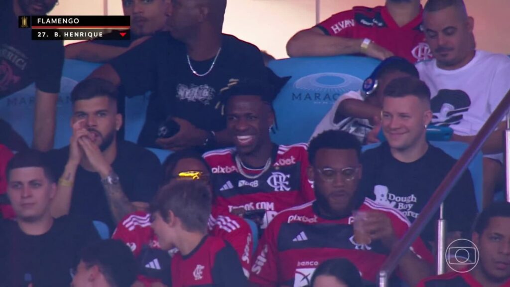 Vinícius Júnior curte jogo do Flamengo no Maracanã