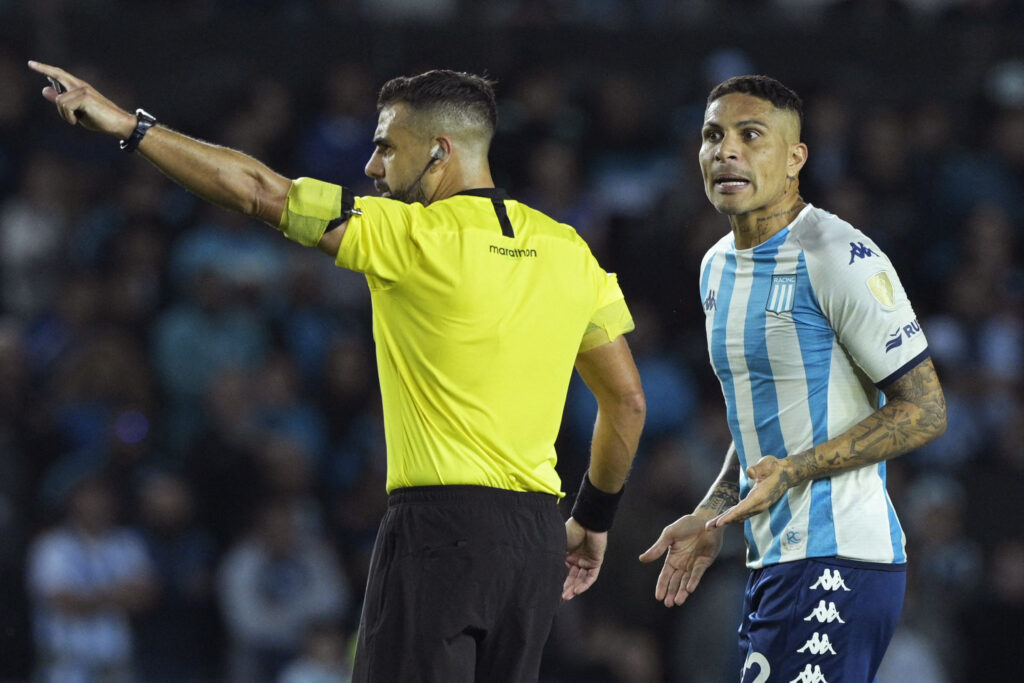 Flamengo vai à Justiça cobrar devolução de valor milionário de Paolo Guerrero, atacante que jogou no Flamengo até 2018