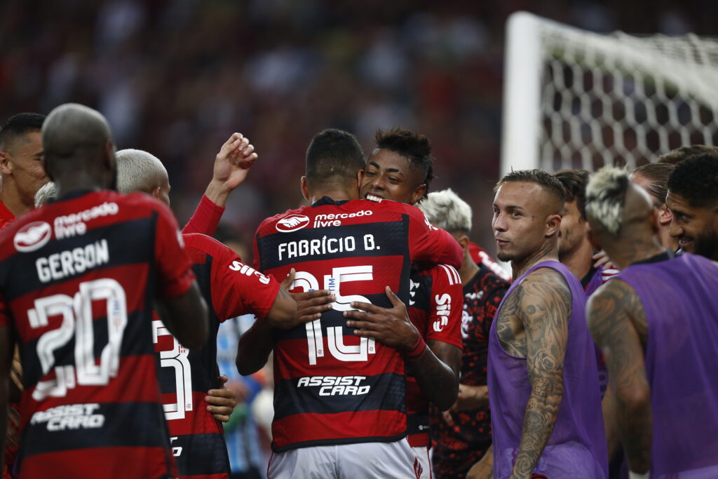 Elenco do Flamengo em comemoração após gol de Bruno Henrique