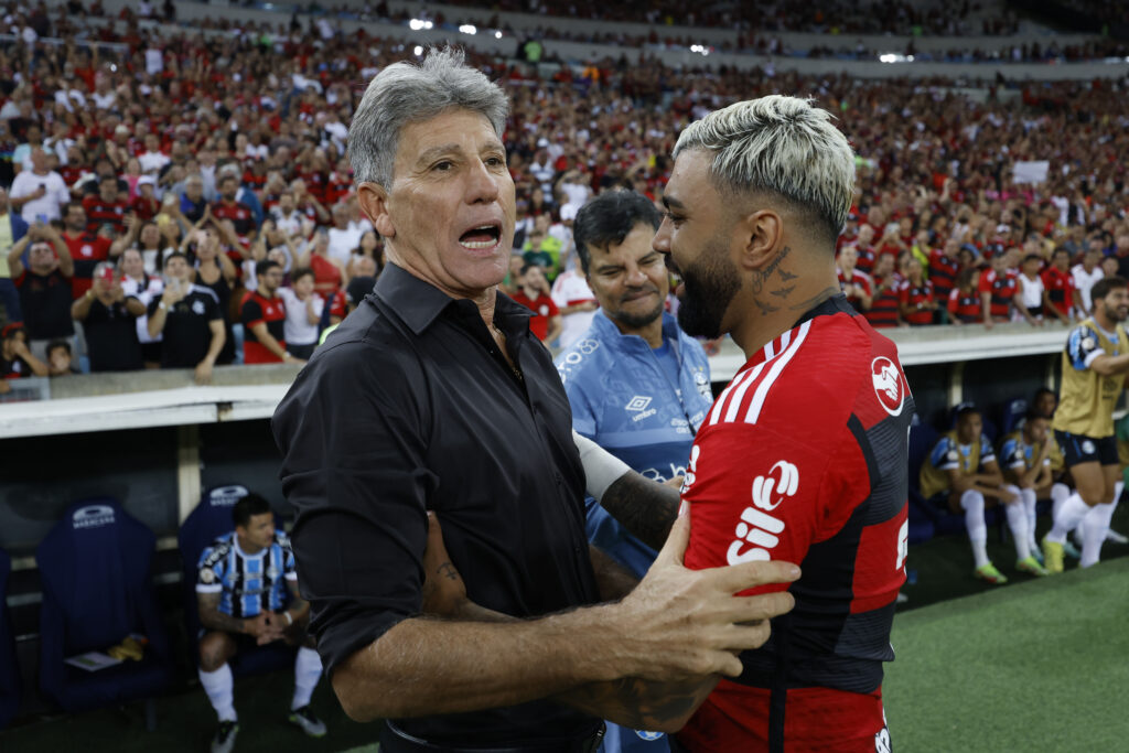 Gabigol e Renato Gaúcho antes de Flamengo x Grêmio, no gramado do Maracanã