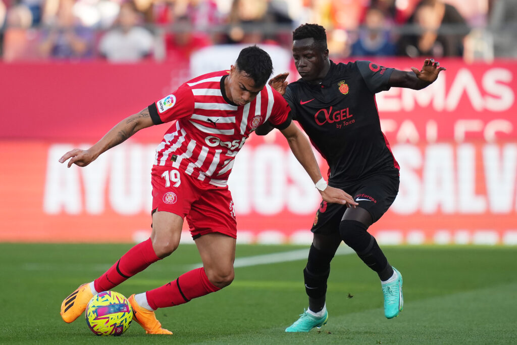 Neste domingo (4), o Girona visitou o Osasuna na última rodada da La Liga. O gol de Reinier não impediu a derrota da equipe catalã