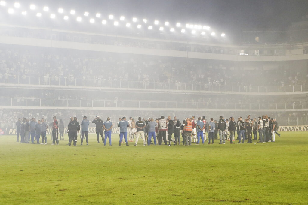 Vila Belmiro durante confusão em jogo do Santos