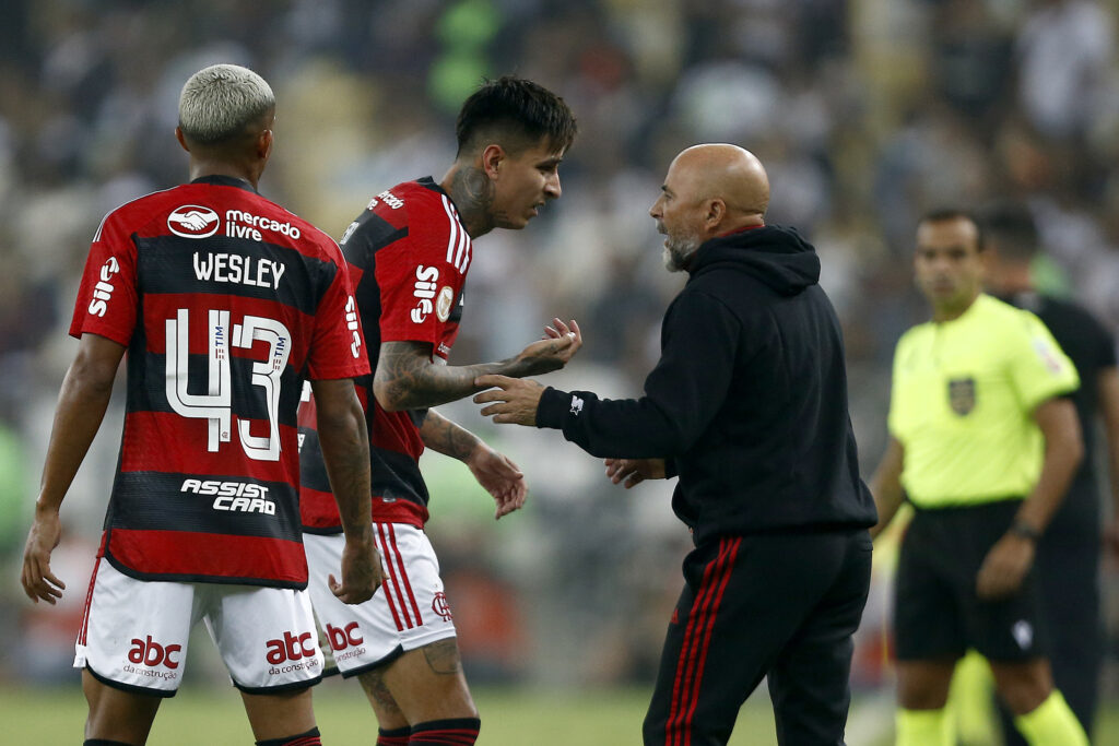 Volante chileno celebra o primeiro gol do clássico com Jorge Sampaoli; Pulgar não cometeu faltas na partida