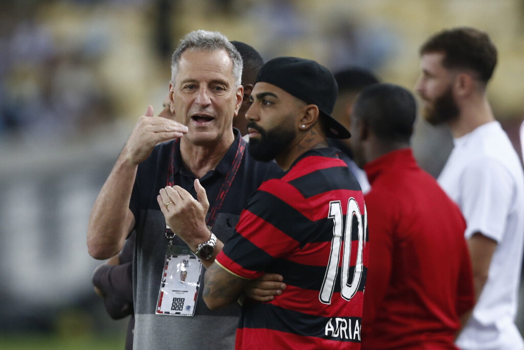 Rodolfo Landim com Gabigol no clássico contra o Vasco. Deputado quer convocar presidente para depor em CPI