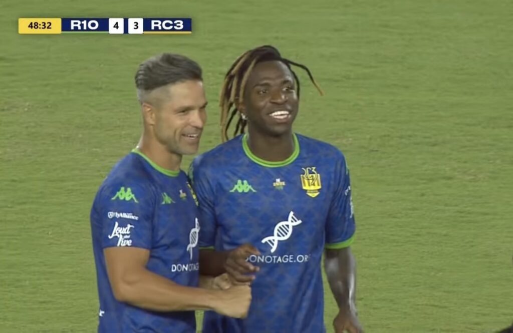 Vinícius Júnior destrói e Diego Ribas dá belo drible em jogo de Ronaldinho