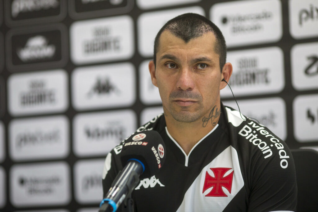 Gary Medel, reforço do Vasco, fala sobre jogadores do Flamengo