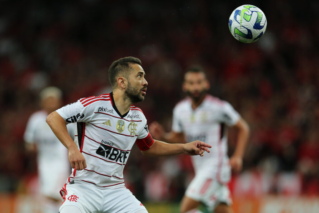 Everton Ribeiro em campo pelo Flamengo; negociação com Zenit com Claudinho, possível saída de Matheus França e as últimas notícias