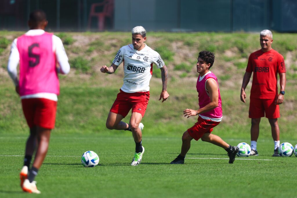 Após faltar treino do Flamengo nesta segunda, Pedro enfim se justifica. Jogador foi agredido por Pablo Fernández, ex-auxiliar de Sampaoli