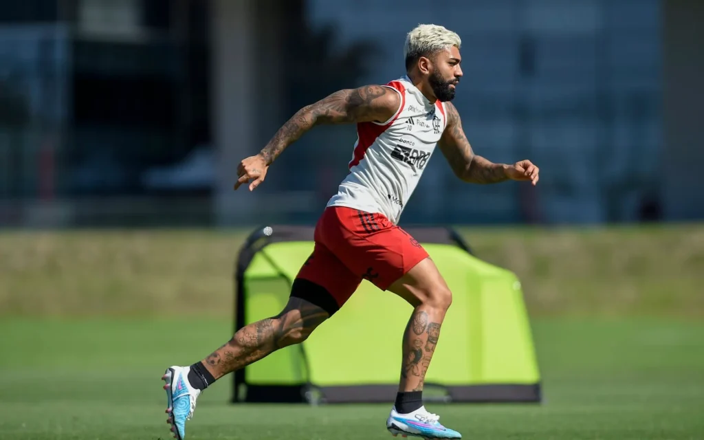 Gabigol em treino do Flamengo; atacante e zagueiro Léo Pereira retornam ao time contra o Athletico-PR, pela Copa do Brasil