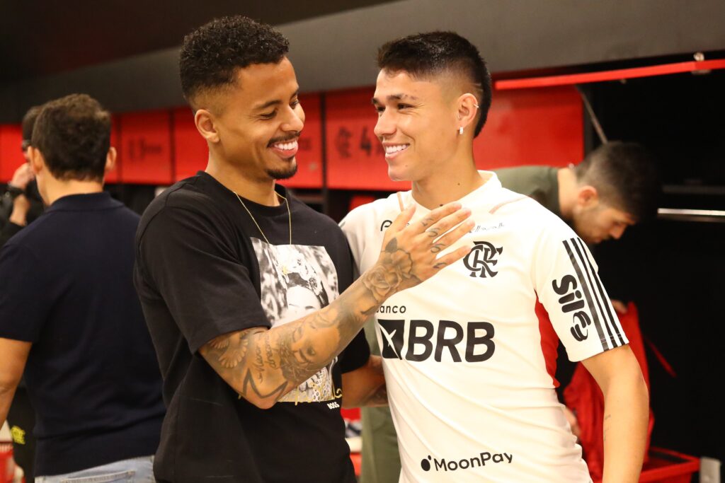 Allan e Luiz Araújo juntos no CT do Flamengo; dupla será titular contra o Palmeiras