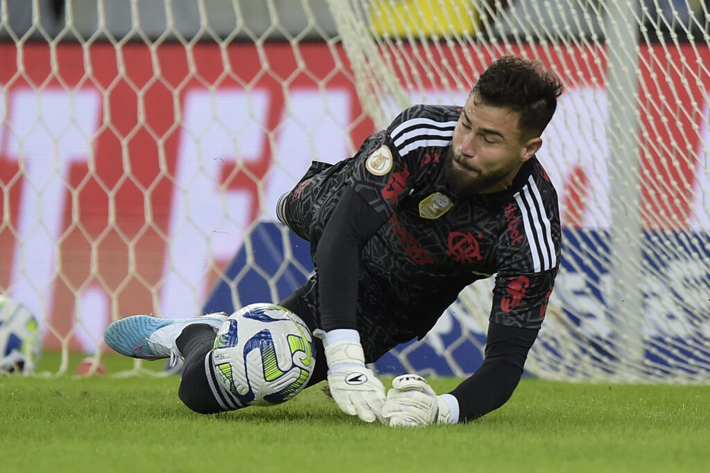 Matheus Cunha é o goleiro sub-23 com mais defesas no planeta