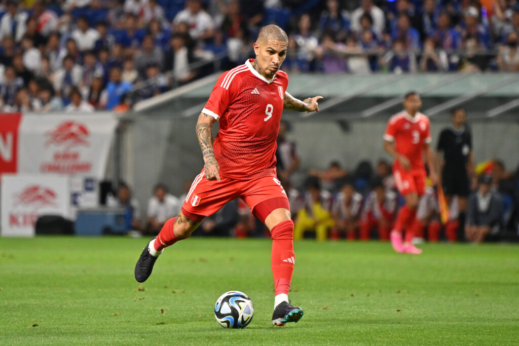 Ex-Flamengo, Paolo Guerrero em jogo com a seleção do Peru; jogador irá defender a LDU após deixar o Racing