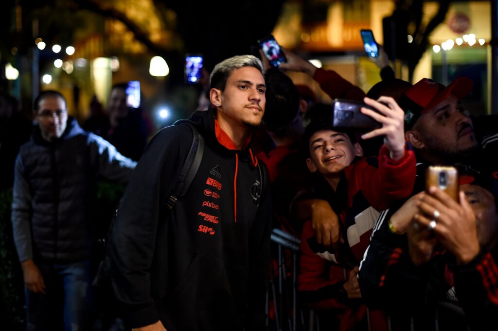 Pedro e Luis em desembarque do Flamengo em Porto Alegre para enfrentar o Grêmio