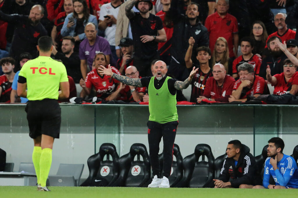 Sampaoli reclama com o árbitro Braúlio da Silva Machado durante jogo contra o Athletico-PR; Fla protestou contra arbitragem após apito final