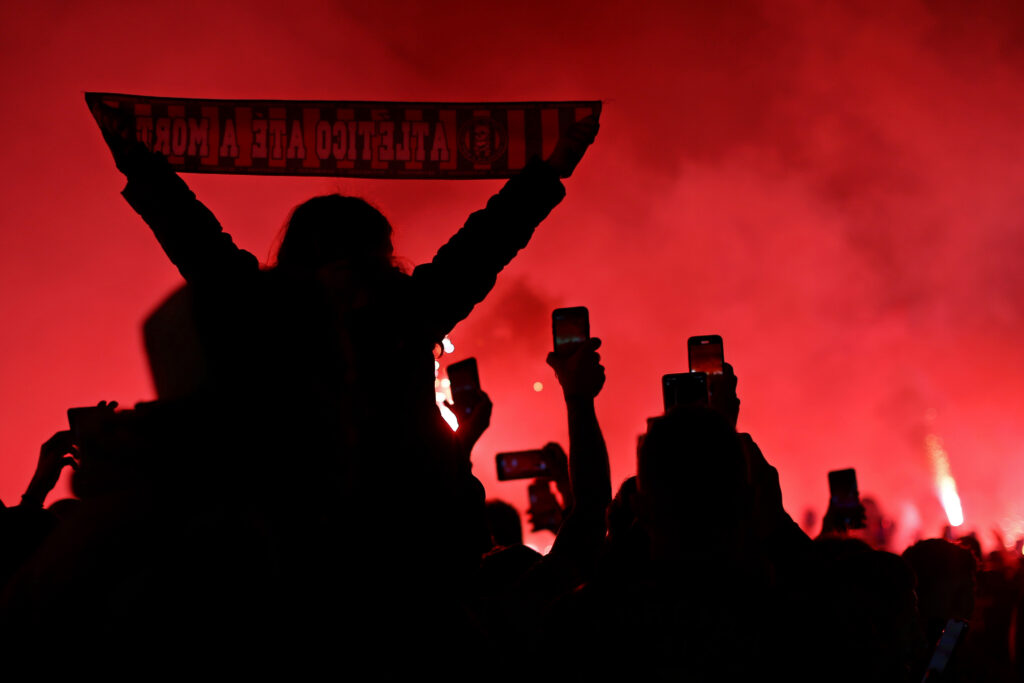 Torcida do Athletico-PR solta fogos em hotel do Flamengo