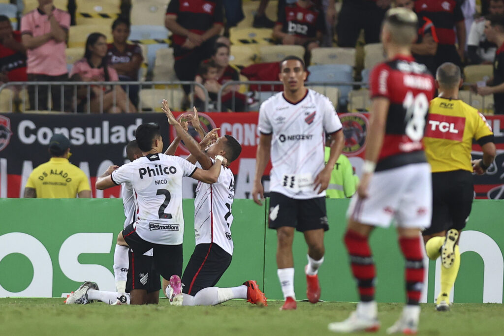 Zé Ivaldo comemora gol do Athletico sobre o Flamengo