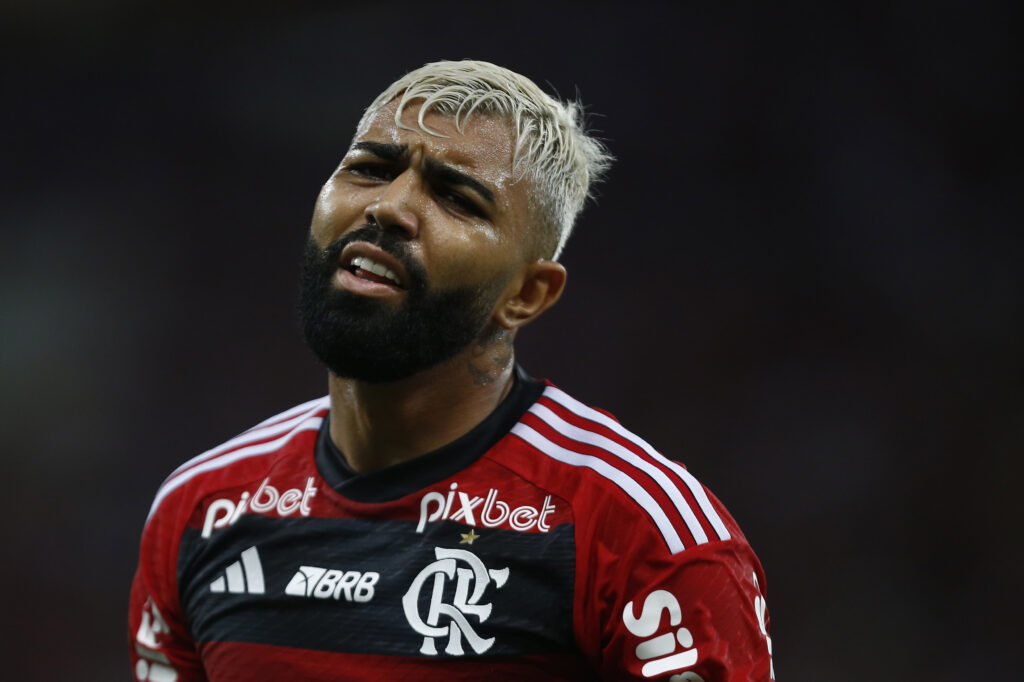 Gabigol recebeu amarelo após tirar a camisa no jogo entre Flamengo e Fluminense