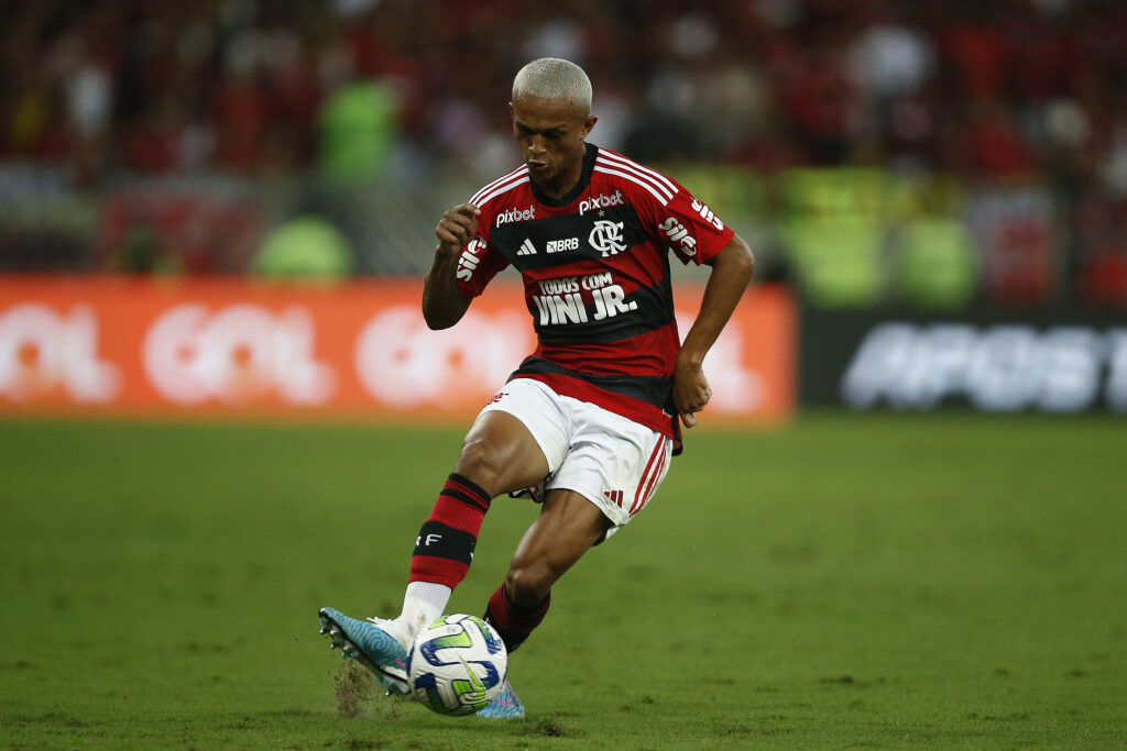 Wesley em ação pelo Flamengo; torcedores criticaram atuação do lateral em partida contra o Volta Redonda