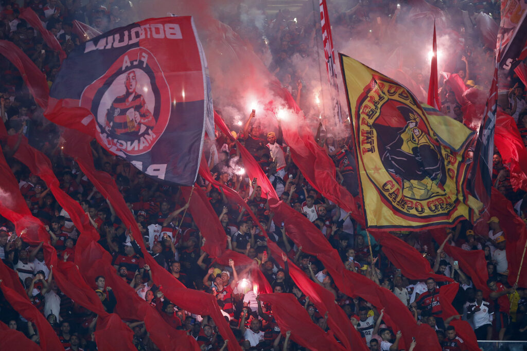 Torcida do Flamengo utiliza sinalizadores em jogo da Libertadores