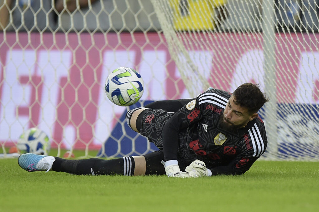 Matheus Cunha defende pênalti pelo Flamengo