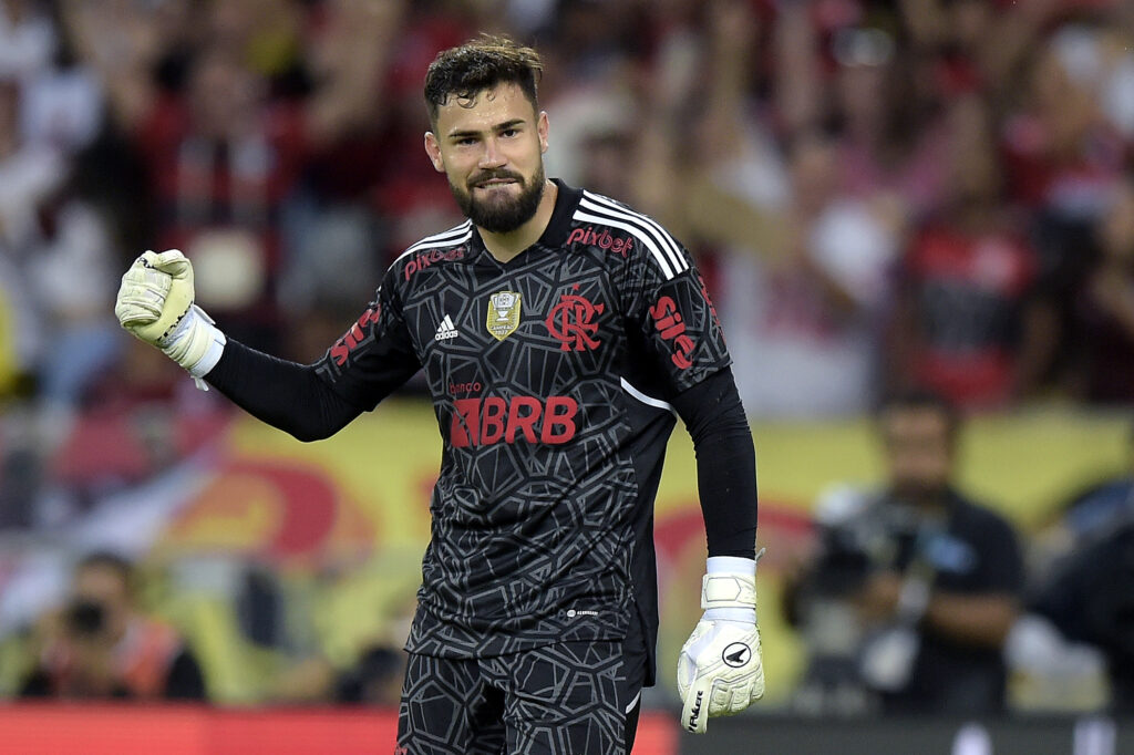 Matheus Cunha, goleiro do Flamengo que brilhou novamente contra Grêmio