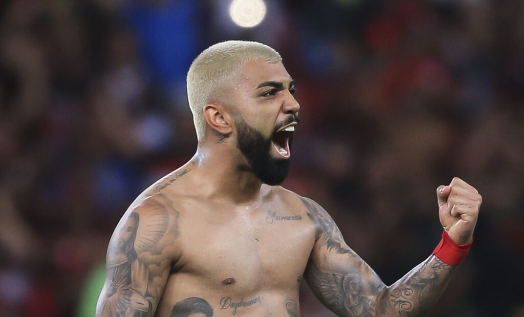 Gabigol comemora golaço de cobertura pelo Flamengo