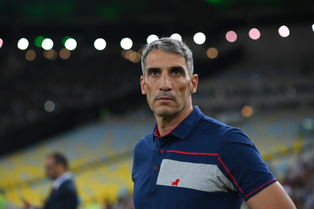 Juan Pablo Vojvoda em jogo do Fortaleza no Maracanã; treinador projetou partida contra o Flamengo pelo Brasileirão