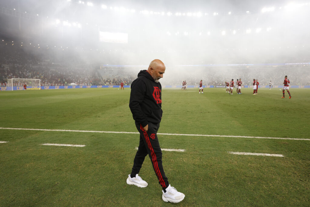 Sampaoli volta a reclamar do gramado do Maracanã após vitória do Flamengo. Marcos Braz e Gabigol discutiram no último sábado por isso