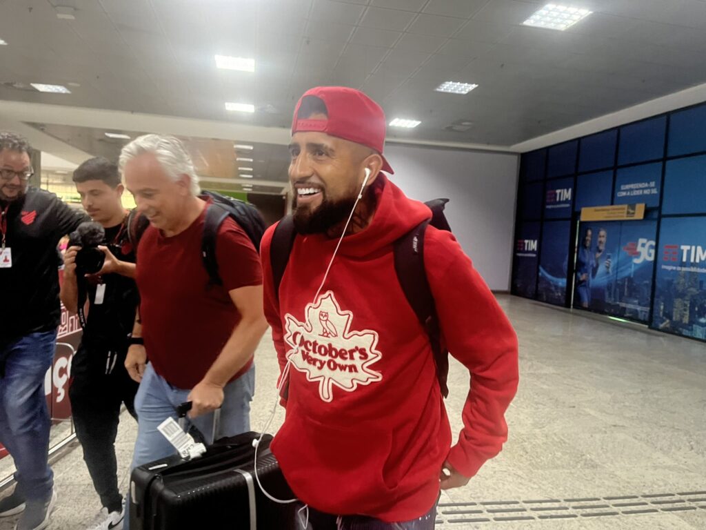 Vidal tem viagem constrangedora para se apresentar ao Athletico-PR